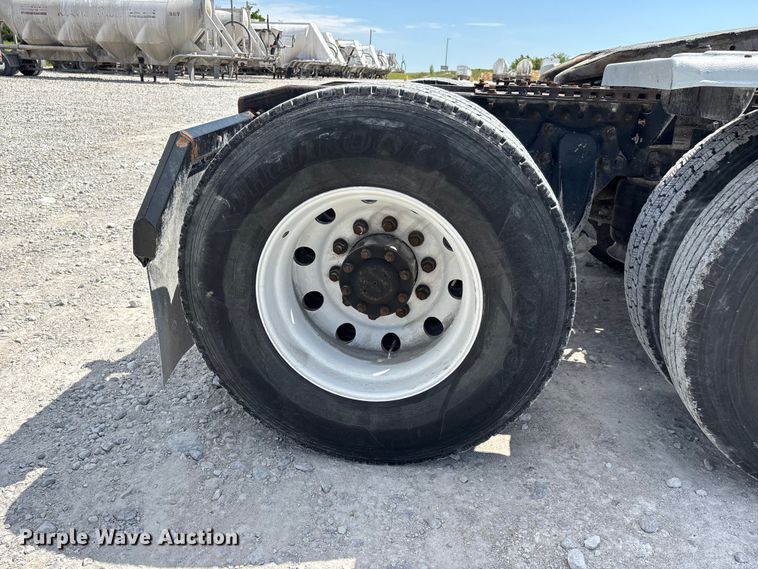 image for item DV4318 2017 Freightliner Columbia semi truck