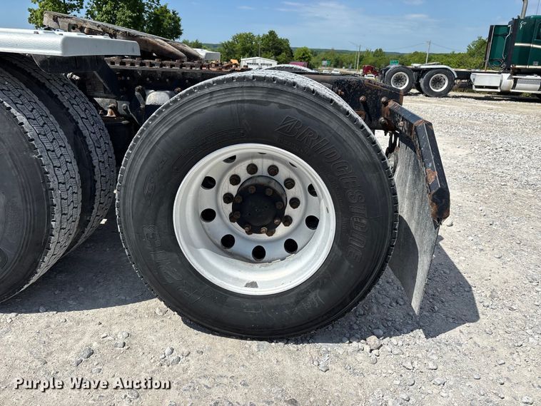 image for item DV4318 2017 Freightliner Columbia semi truck