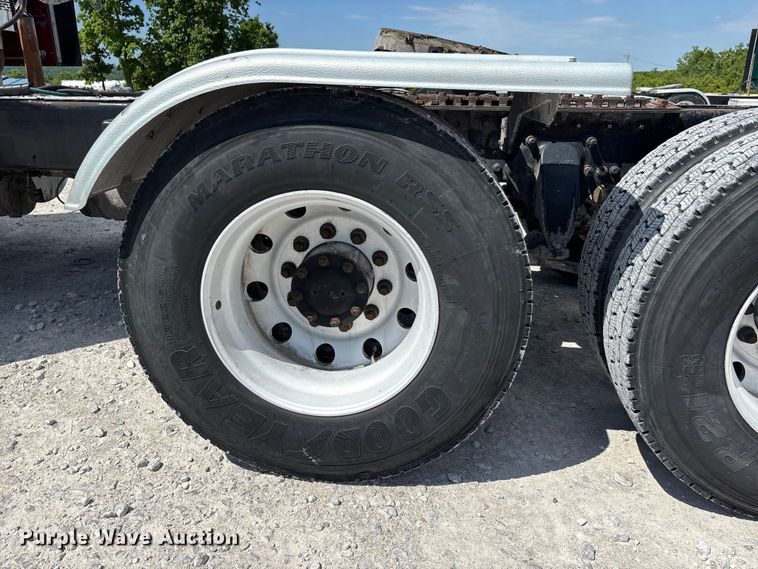 image for item DV4318 2017 Freightliner Columbia semi truck