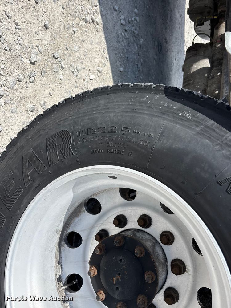 image for item DV4318 2017 Freightliner Columbia semi truck