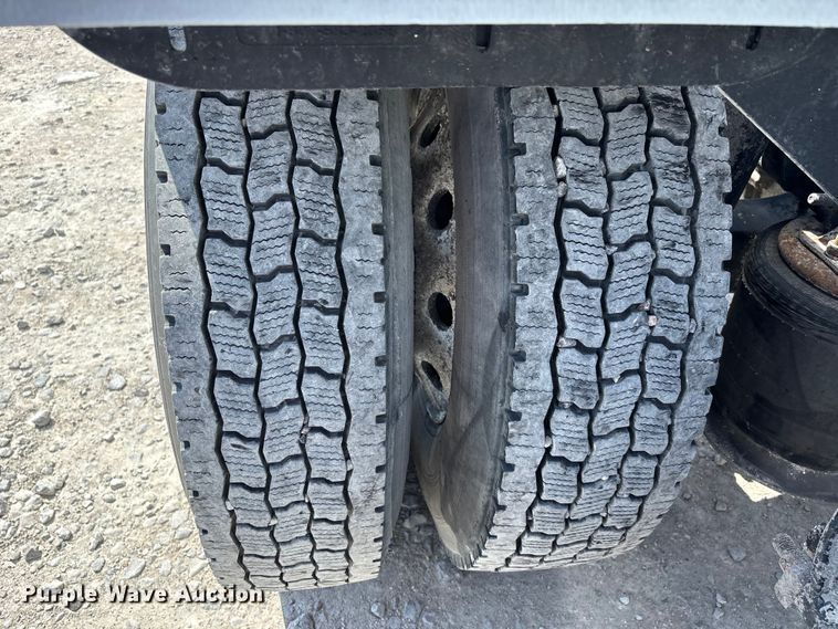 image for item DV4318 2017 Freightliner Columbia semi truck