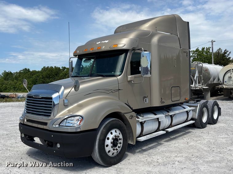 image for item DV4319 2013 Freightliner Columbia semi truck