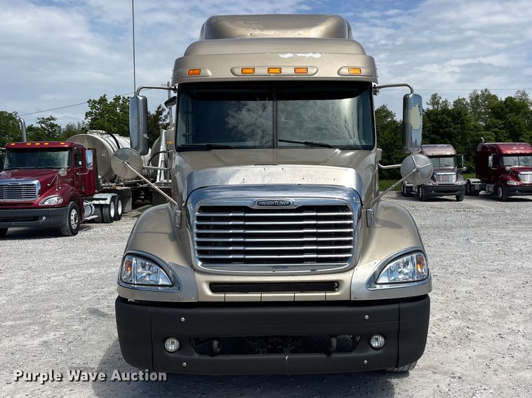 image for item DV4319 2013 Freightliner Columbia semi truck