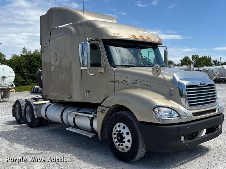 image for item DV4319 2013 Freightliner Columbia semi truck