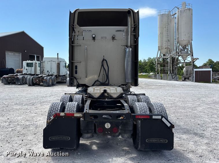 image for item DV4319 2013 Freightliner Columbia semi truck