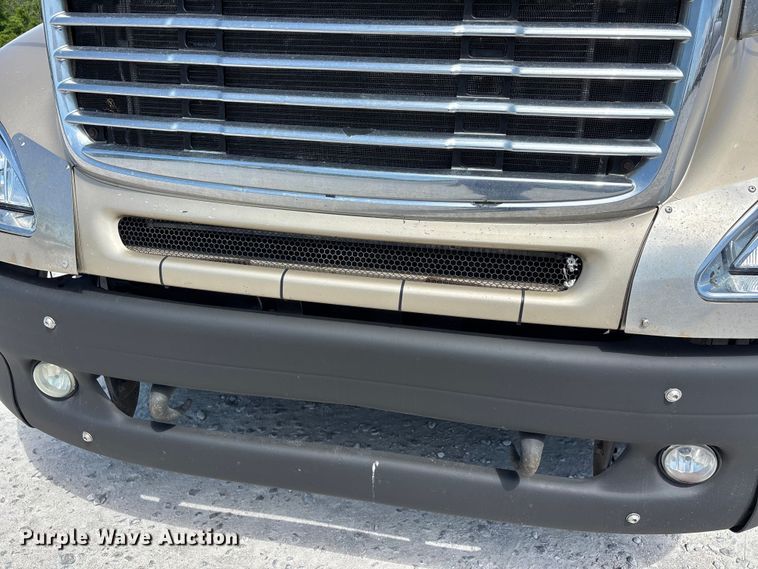 image for item DV4319 2013 Freightliner Columbia semi truck