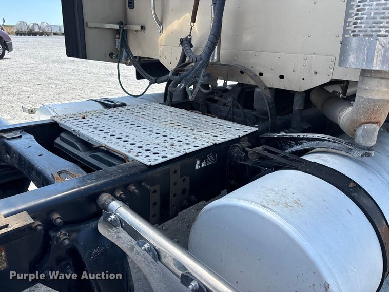 image for item DV4319 2013 Freightliner Columbia semi truck