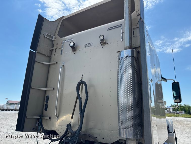image for item DV4319 2013 Freightliner Columbia semi truck