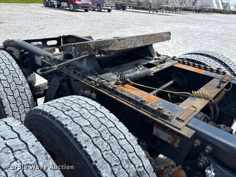 image for item DV4319 2013 Freightliner Columbia semi truck