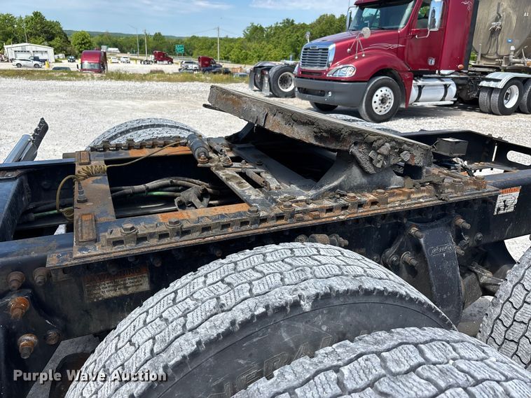 image for item DV4319 2013 Freightliner Columbia semi truck