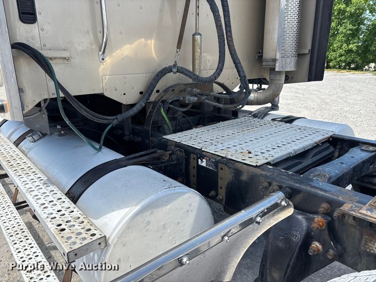image for item DV4319 2013 Freightliner Columbia semi truck
