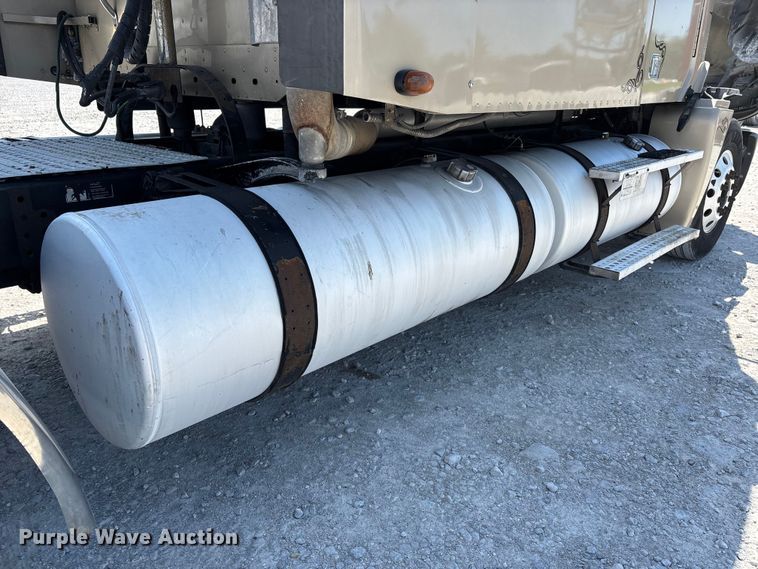 image for item DV4319 2013 Freightliner Columbia semi truck