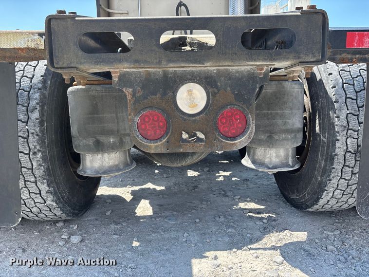 image for item DV4319 2013 Freightliner Columbia semi truck