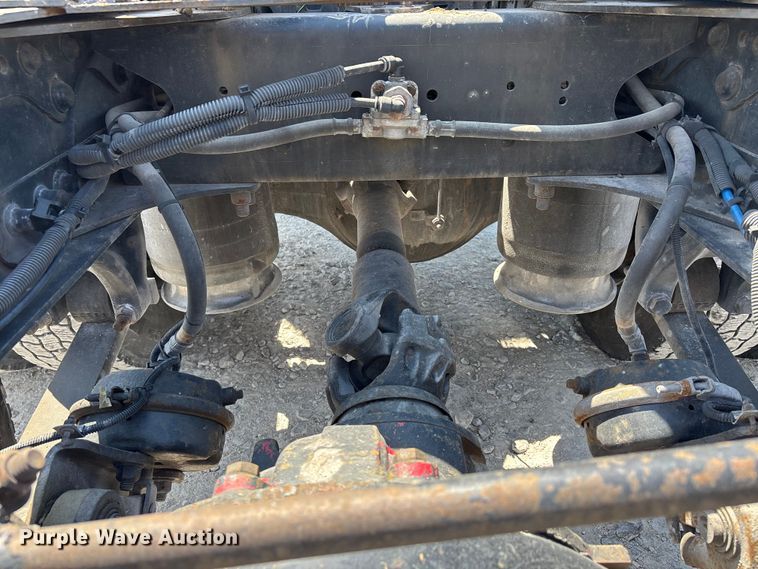 image for item DV4319 2013 Freightliner Columbia semi truck