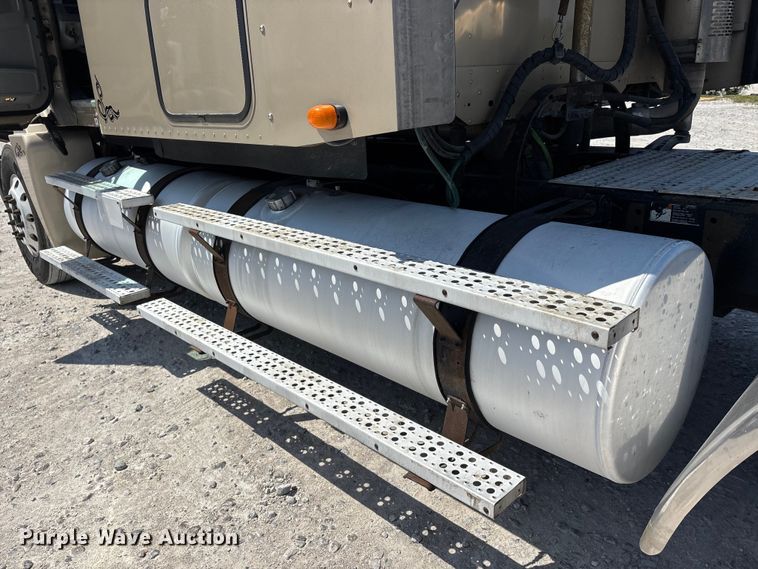 image for item DV4319 2013 Freightliner Columbia semi truck