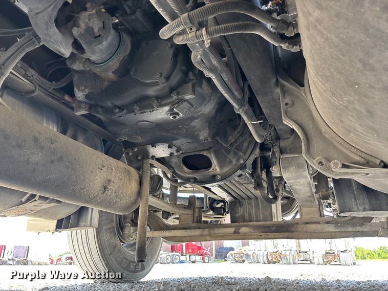 image for item DV4319 2013 Freightliner Columbia semi truck