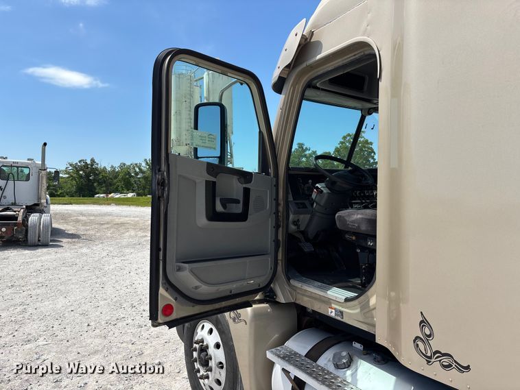 image for item DV4319 2013 Freightliner Columbia semi truck