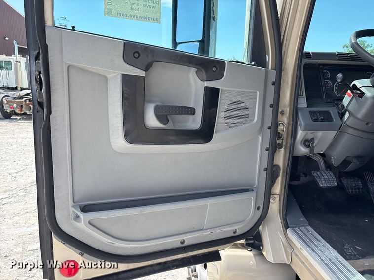 image for item DV4319 2013 Freightliner Columbia semi truck