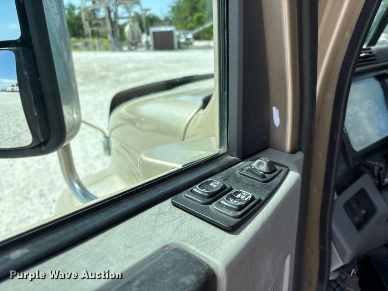image for item DV4319 2013 Freightliner Columbia semi truck