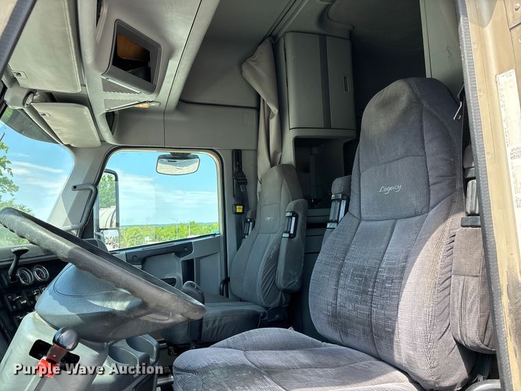 image for item DV4319 2013 Freightliner Columbia semi truck