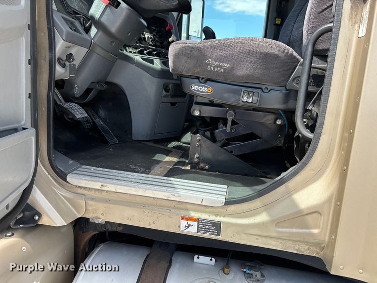 image for item DV4319 2013 Freightliner Columbia semi truck