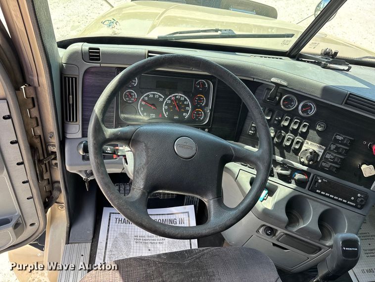 image for item DV4319 2013 Freightliner Columbia semi truck