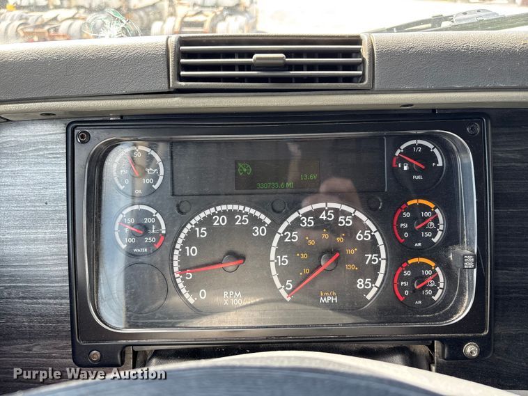 image for item DV4319 2013 Freightliner Columbia semi truck