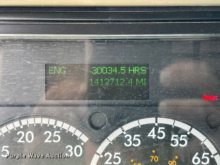 image for item DV4319 2013 Freightliner Columbia semi truck