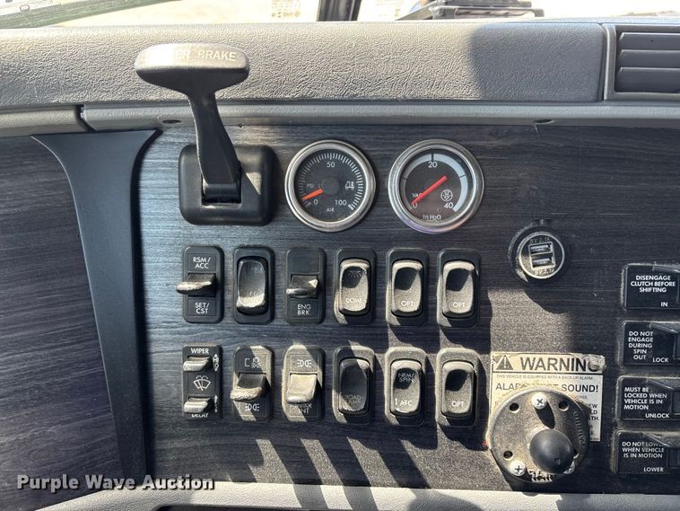 image for item DV4319 2013 Freightliner Columbia semi truck