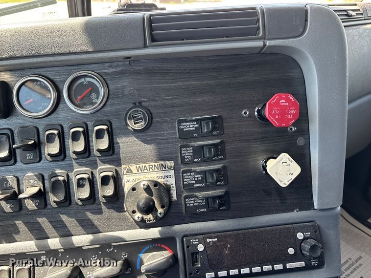 image for item DV4319 2013 Freightliner Columbia semi truck