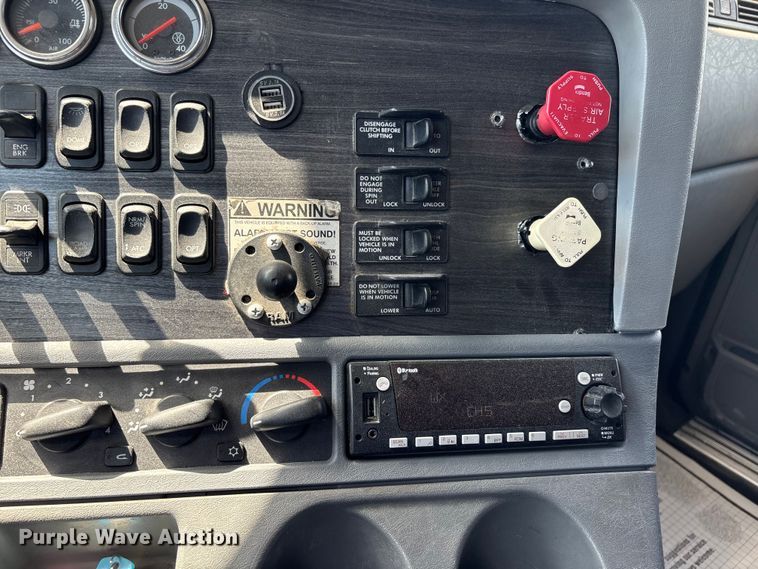 image for item DV4319 2013 Freightliner Columbia semi truck