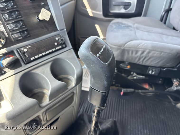 image for item DV4319 2013 Freightliner Columbia semi truck