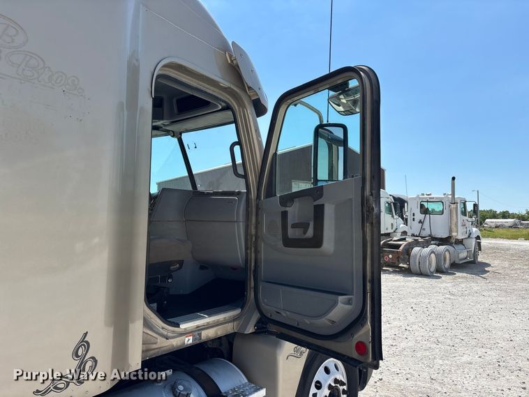 image for item DV4319 2013 Freightliner Columbia semi truck