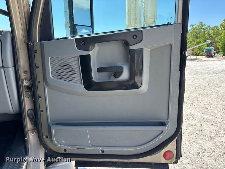 image for item DV4319 2013 Freightliner Columbia semi truck