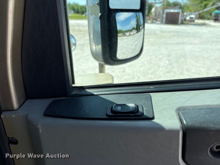 image for item DV4319 2013 Freightliner Columbia semi truck