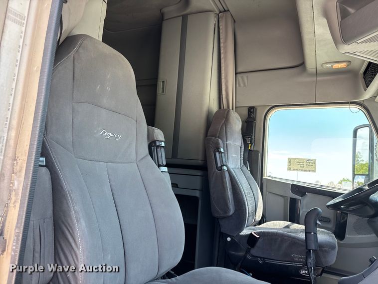 image for item DV4319 2013 Freightliner Columbia semi truck