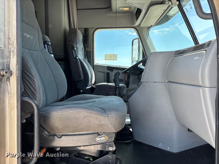image for item DV4319 2013 Freightliner Columbia semi truck