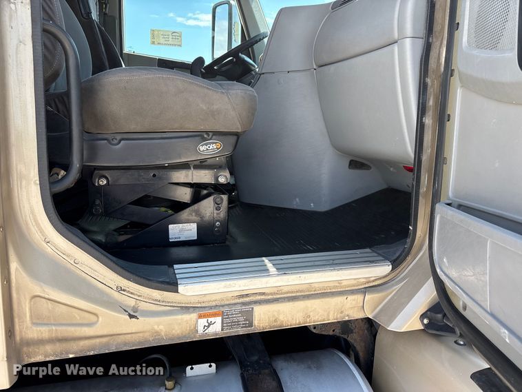 image for item DV4319 2013 Freightliner Columbia semi truck