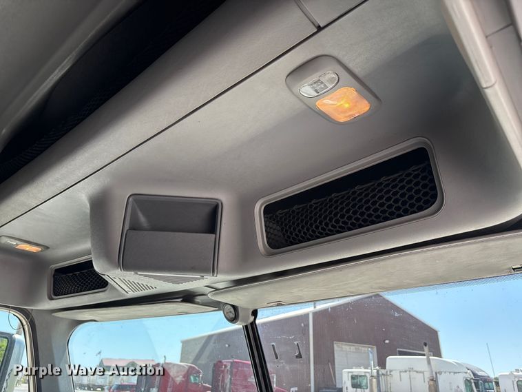 image for item DV4319 2013 Freightliner Columbia semi truck