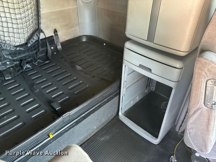 image for item DV4319 2013 Freightliner Columbia semi truck