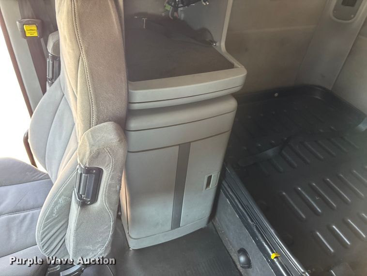 image for item DV4319 2013 Freightliner Columbia semi truck