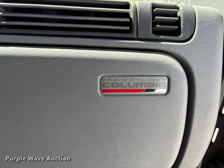 image for item DV4319 2013 Freightliner Columbia semi truck