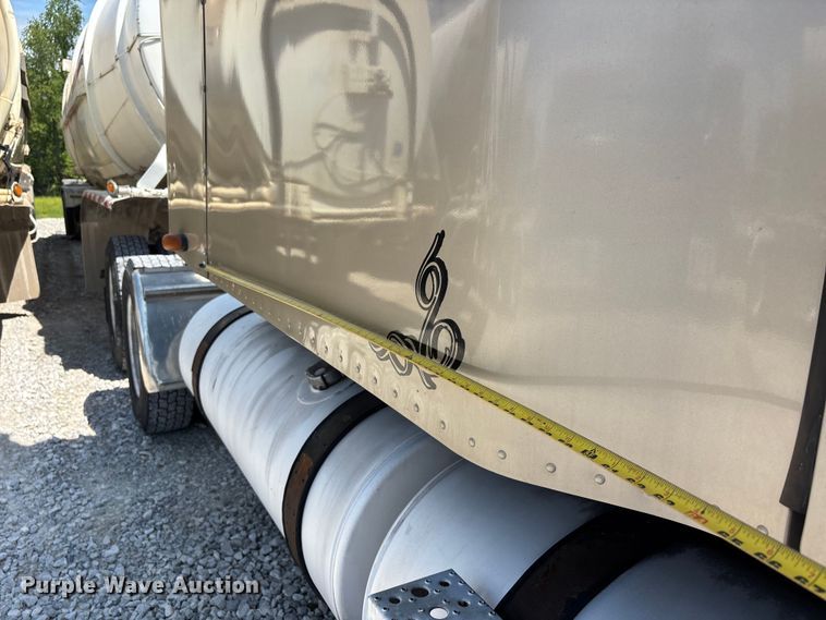 image for item DV4319 2013 Freightliner Columbia semi truck