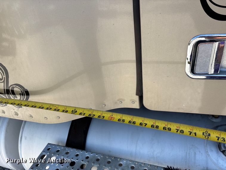 image for item DV4319 2013 Freightliner Columbia semi truck