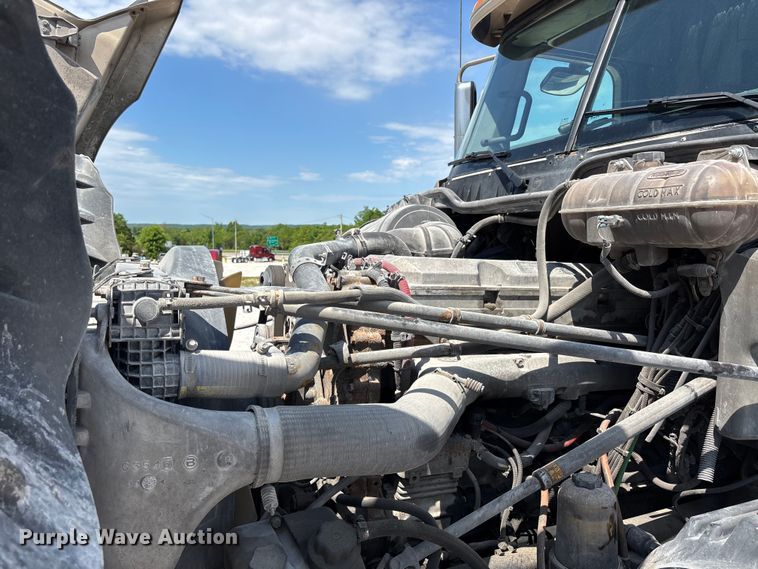 image for item DV4319 2013 Freightliner Columbia semi truck