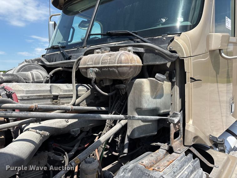 image for item DV4319 2013 Freightliner Columbia semi truck