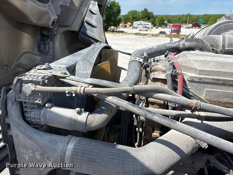 image for item DV4319 2013 Freightliner Columbia semi truck