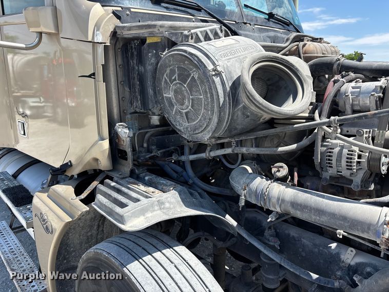 image for item DV4319 2013 Freightliner Columbia semi truck