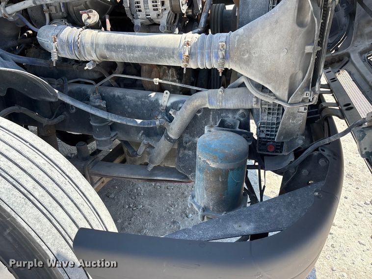 image for item DV4319 2013 Freightliner Columbia semi truck