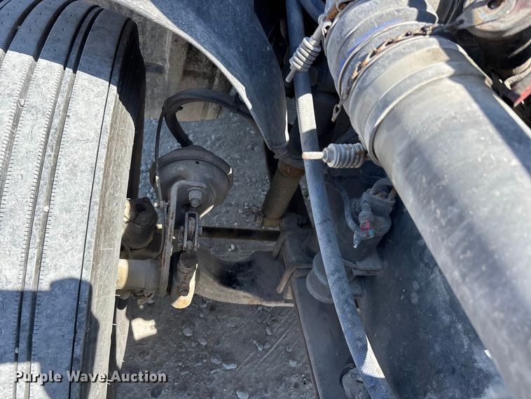 image for item DV4319 2013 Freightliner Columbia semi truck